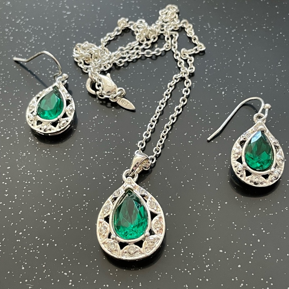 Elegant Vintage Silver and Green Jewelry Set - Picture 4 of 4